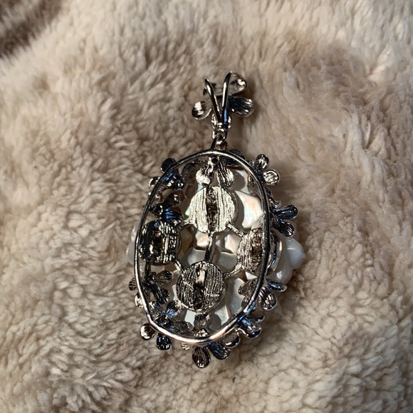 Sterling silver, cz and mother of pearl flower pendant - Picture 4 of 6